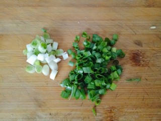 红烧豆腐皮,小葱切葱花，葱绿和葱白分开放