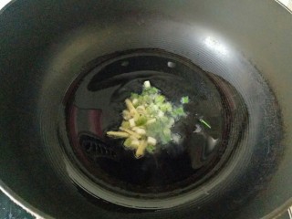 红烧豆腐皮,炒锅中加入适量姜丝和葱花爆香