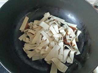 红烧豆腐皮,加入豆腐皮翻炒均匀
