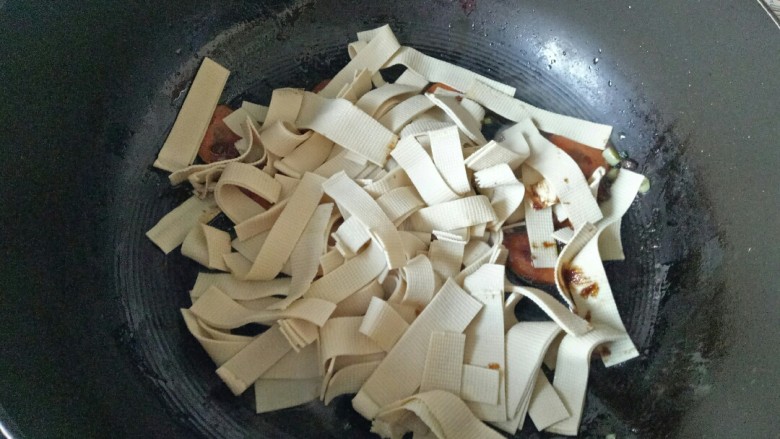 红烧豆腐皮,加入豆腐皮翻炒均匀