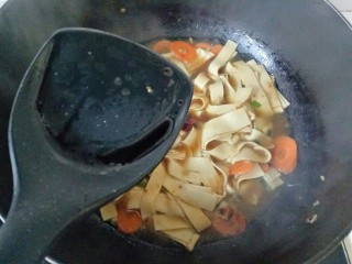 红烧豆腐皮,加入老抽，翻拌均匀，盖上锅盖焖煮至汤汁变少