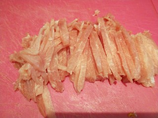 青椒炒牛肉,切成丝装盘。