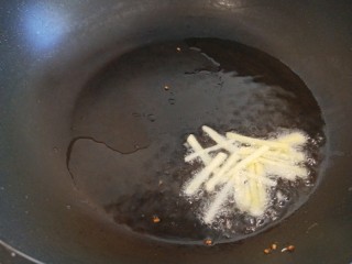 青椒炒牛肉,锅中倒入适量油炒姜丝。