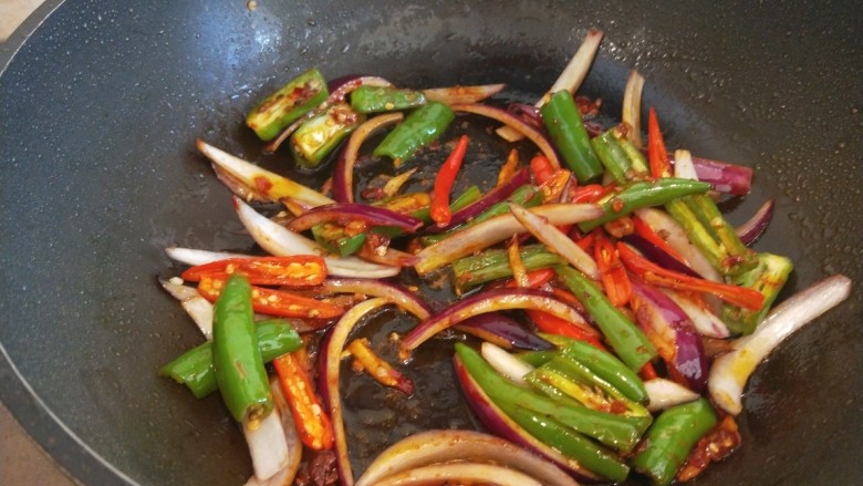 青椒炒牛肉,在倒入青椒洋葱炒均匀。