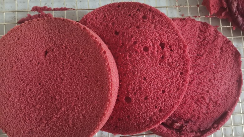 红丝绒草莓🍓裸蛋糕,平均分成三片