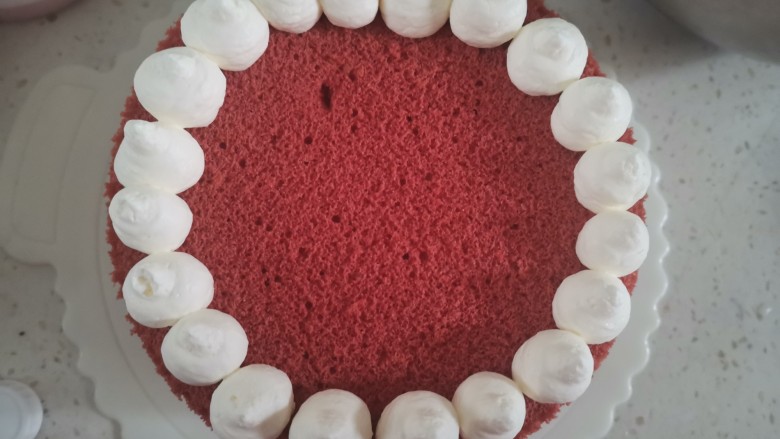 红丝绒草莓🍓裸蛋糕,重复以上动作，把剩下的2片放上面，放草莓丁，最上面的蛋糕坯，周围挤入一圈奶油，中间也挤奶油