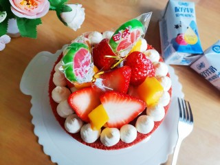 红丝绒草莓🍓裸蛋糕,再放草莓和芒果，筛入一层糖霜，插上2个棒棒糖，漂亮的红丝绒草莓裸蛋糕就做好了