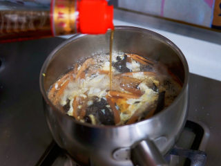 木耳蛋花汤,再次煮沸，淋入芝麻油，关火，撒上香菜，即可出锅。