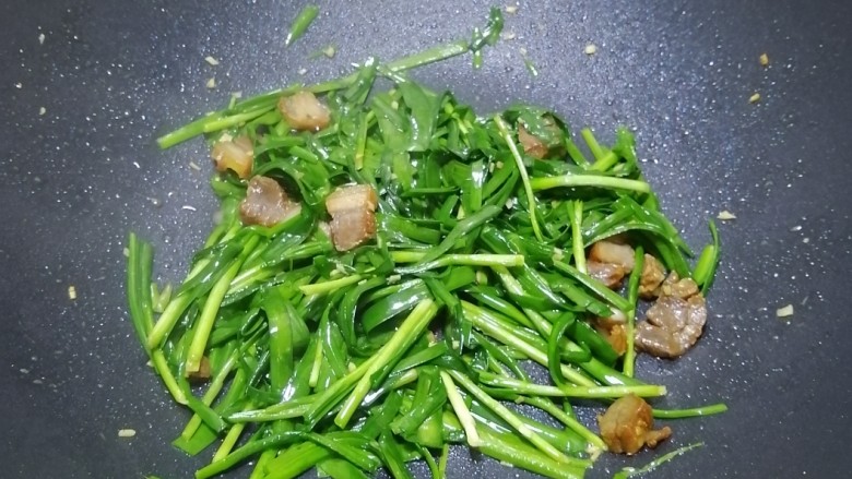 绿豆芽炒韭菜,炒至断生