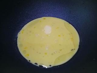胡萝卜鸡蛋丝炒面,倒入蛋液，煎至底部成型