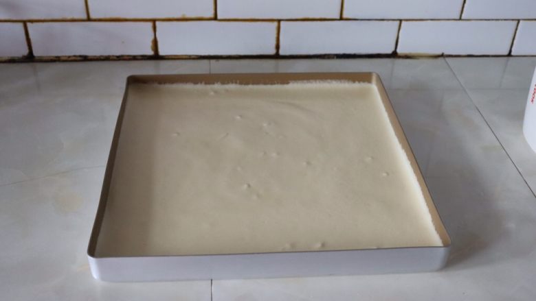 草莓香草奶油蛋糕卷,28×28cm烤盘里面垫入一张玻璃纤维垫，把蛋糕糊倒入烤盘里，用刮刀抹平表面^o^
