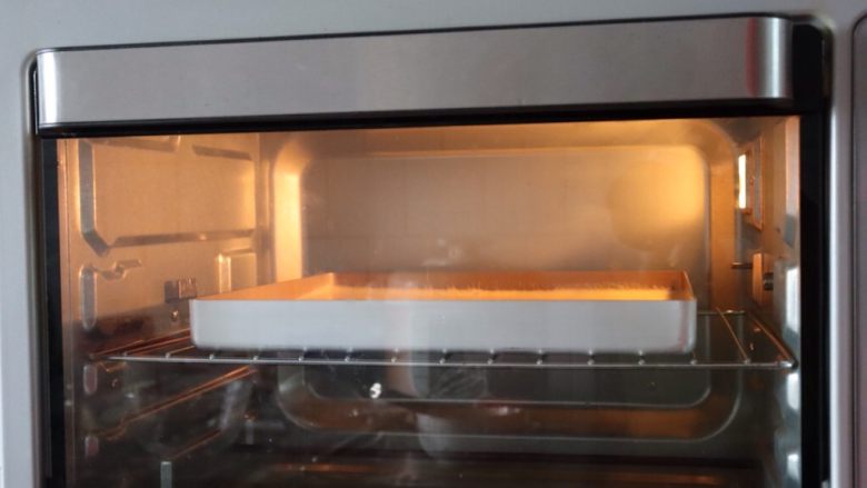 草莓香草奶油蛋糕卷,烤箱上下火170°C预热10分钟，把装入蛋糕糊的烤盘放入烤箱中层上下火170°C烘烤20分钟^o^