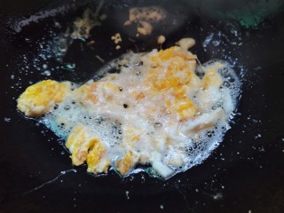 鸡蛋炒粉丝,鸡蛋下锅煎至成形