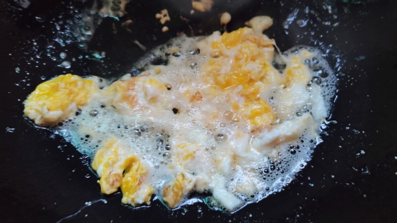 鸡蛋炒粉丝,鸡蛋下锅煎至成形
