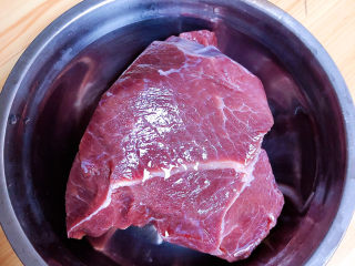 黑椒牛肉粒,准备好牛肉。