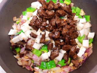 黑椒牛肉粒,放入杏鲍菇和牛肉粒翻炒均匀。