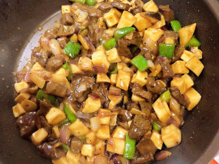 黑椒牛肉粒,勾芡翻炒均匀，即可出锅了！