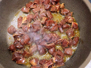 黑椒牛肉粒,锅中倒入油，加热至五成热，放入牛肉粒翻炒均匀。