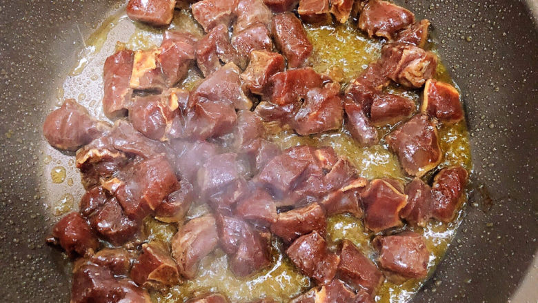 黑椒牛肉粒,锅中倒入油，加热至五成热，放入牛肉粒翻炒均匀。