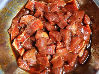 黑椒牛肉粒,倒入黑胡椒腌料，将牛肉粒腌制半小时。