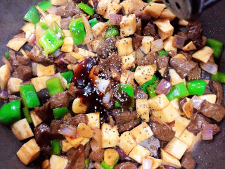 黑椒牛肉粒,放入盐、黑椒碎、蚝油，翻炒均匀。