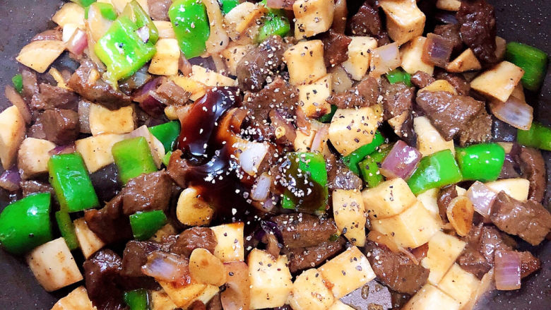 黑椒牛肉粒,放入盐、黑椒碎、蚝油，翻炒均匀。