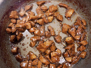 黑椒牛肉粒,逐渐将牛肉粒中的水份炒掉。
