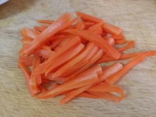 蒜苔炒腊肠,半个胡萝卜切条。