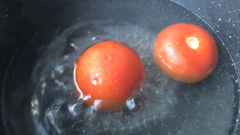 西红柿豆腐汤,放入开水中烫一下。