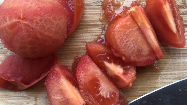 西红柿豆腐汤,西红柿取出来很容易就去皮了，切成块。