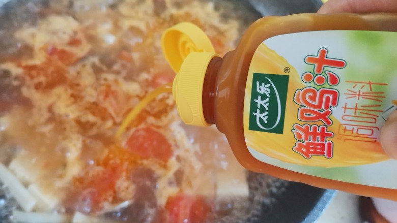 西红柿豆腐汤,加入太太乐鲜鸡汁，汤汁更鲜美！