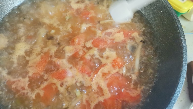 西红柿豆腐汤,加入适量的盐调味