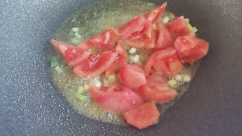 西红柿豆腐汤,起锅烧油，下入葱白炒香，下入西红柿翻炒出汤汁
