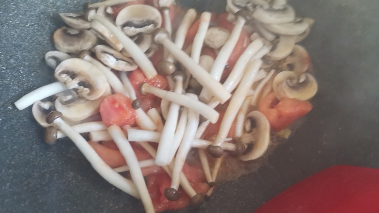 西红柿豆腐汤,再下入蟹味菇和口蘑翻炒均匀