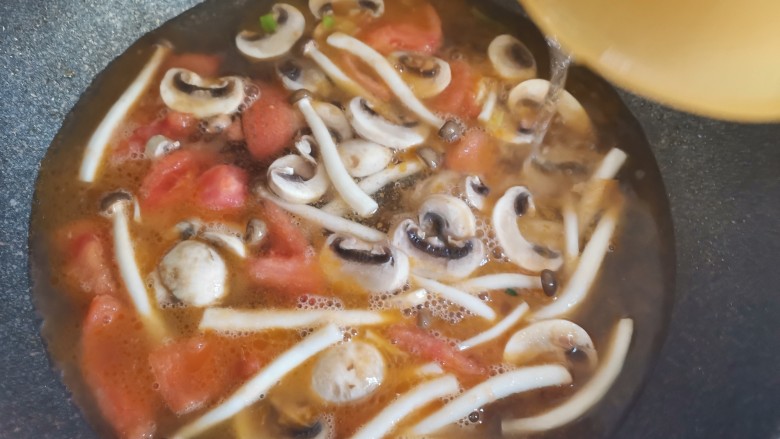 西红柿豆腐汤,加入适量的水大火煮开