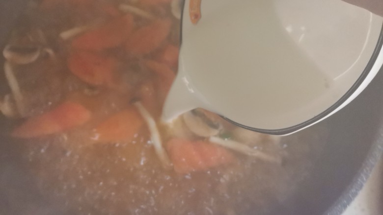 西红柿豆腐汤,水开倒入淀粉水勾芡