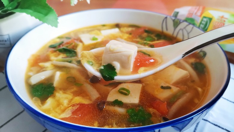 西红柿豆腐汤,味道鲜美的西红柿豆腐汤就做好了