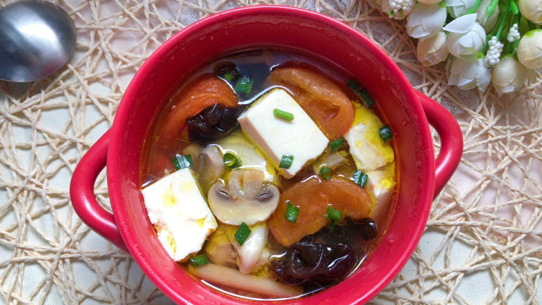 西红柿豆腐汤,撒点葱花，赶快享用吧。