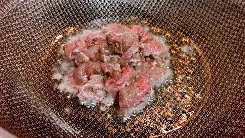 青椒炒牛肉,热锅冷油，下牛肉片