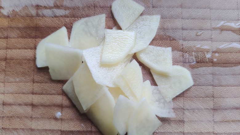 洋葱炒土豆片,土豆去皮洗净之后切成薄片