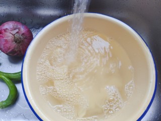 洋葱炒土豆片,切好之后用流动水冲洗两三遍