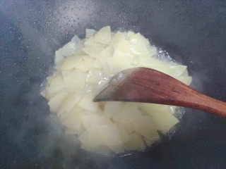 洋葱炒土豆片,翻炒至土豆片呈半透明状，约摸一分钟