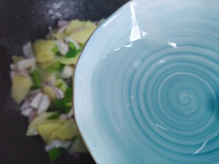 洋葱炒土豆片,加小半碗热开水