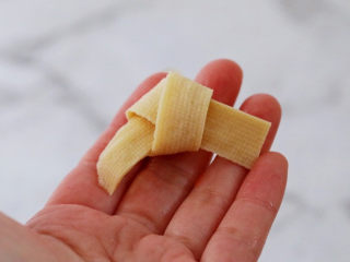红烧豆腐皮,将千张切成条状，再打个结，如图所示