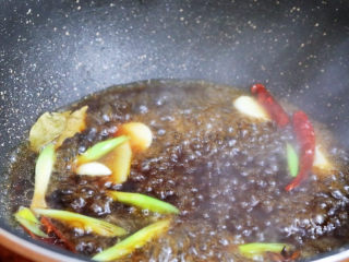 红烧豆腐皮,等水煮沸