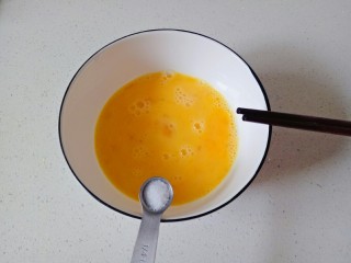 鸡蛋炒粉丝,鸡蛋打入碗中加入适量温水搅散，加入1小勺盐搅拌均匀