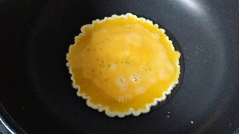 鸡蛋炒粉丝,炒锅中加入适量花生油烧热，倒入鸡蛋液，鸡蛋液凝固用筷子划散