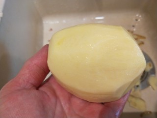 洋葱炒土豆片,去皮洗干净。