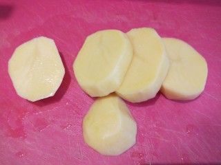 洋葱炒土豆片,切成厚片，在切成小片。