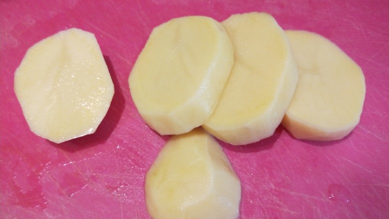 洋葱炒土豆片,切成厚片，在切成小片。